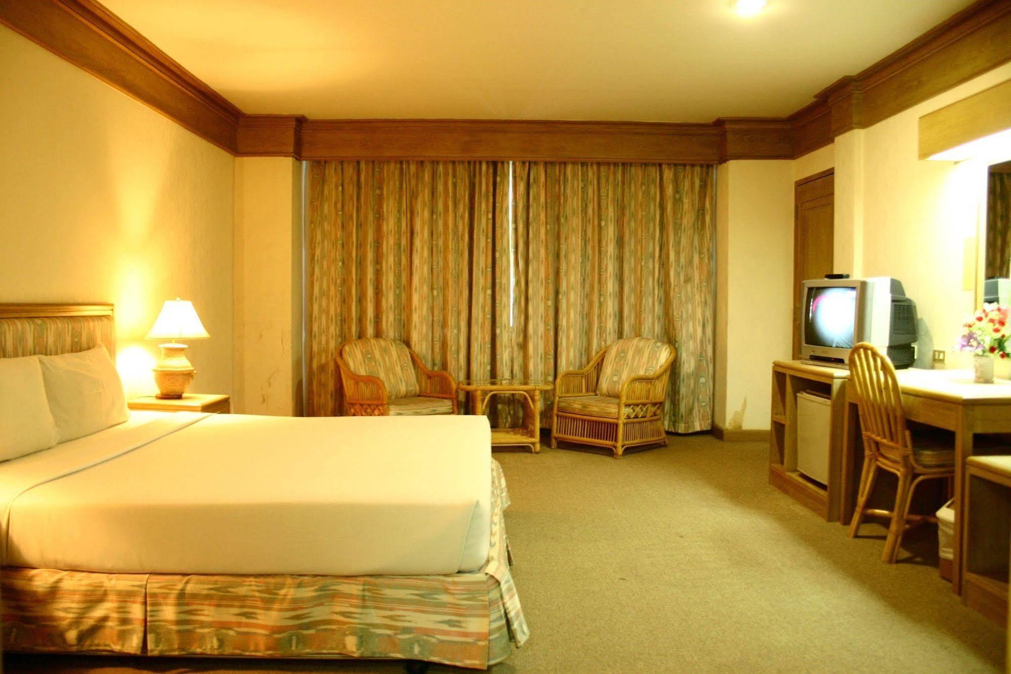 Rattana Mansion Hotel Phuket Exterior photo
