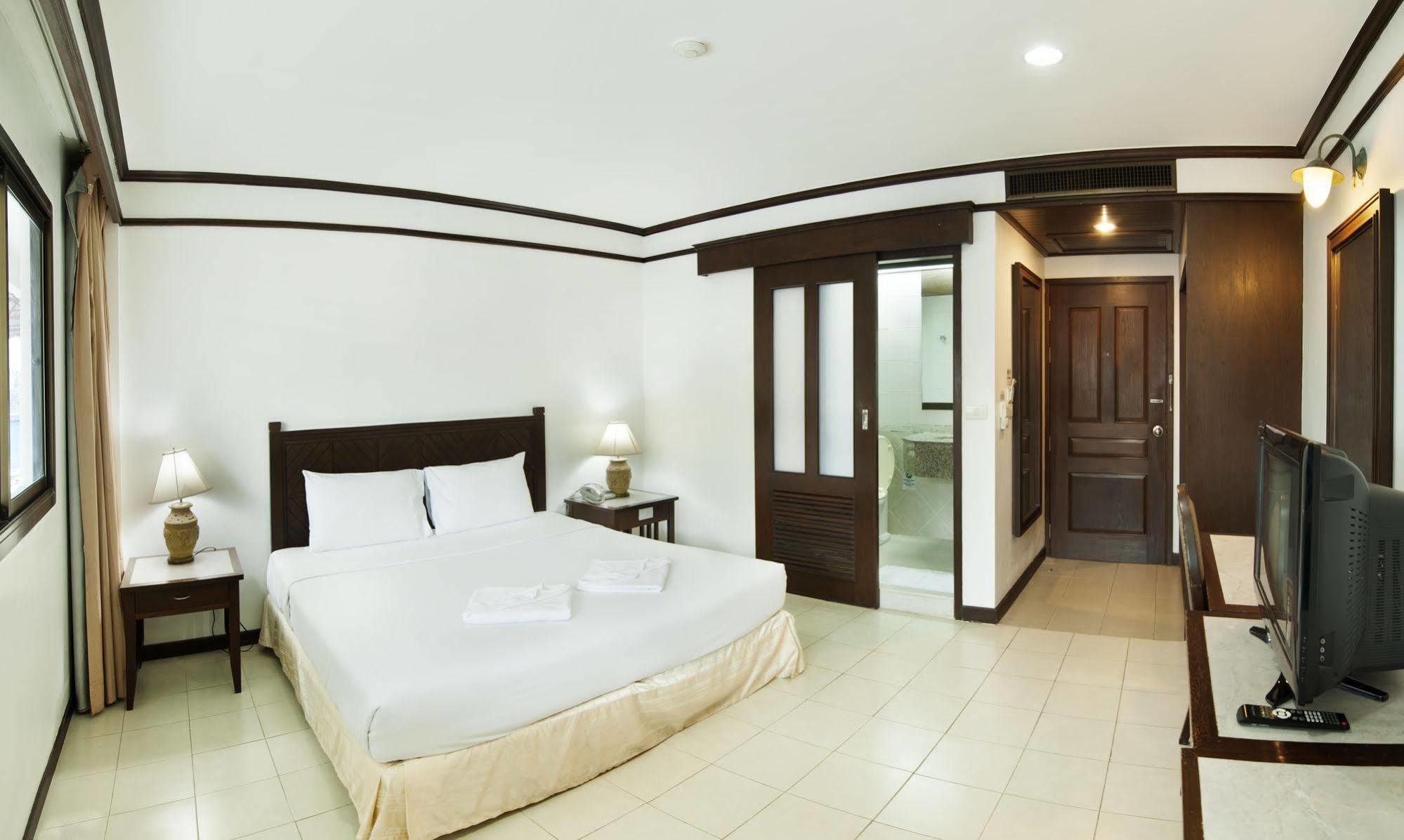 Rattana Mansion Hotel Phuket Exterior photo