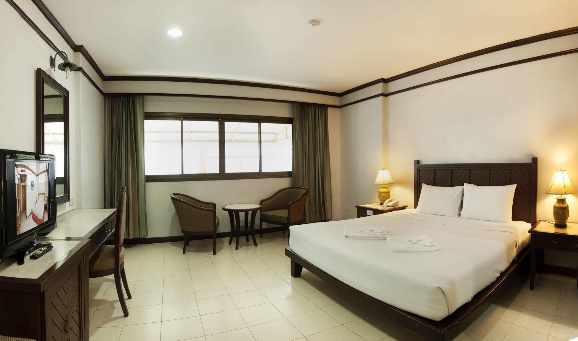 Rattana Mansion Hotel Phuket Exterior photo